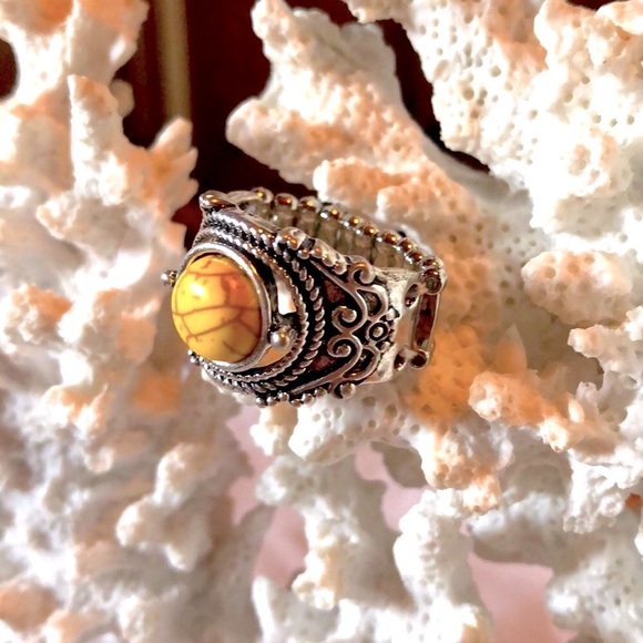 NWT 🌼 PAPARAZZI YELLOW HOWLITE STONE SILVER STRETCH RING One Size Fits All - Picture 3 of 8